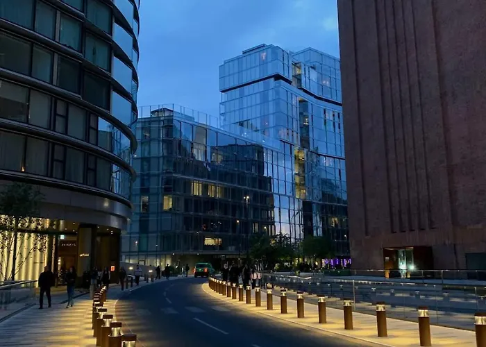 Modern 2 Bed Battersea Power Station Apartment London