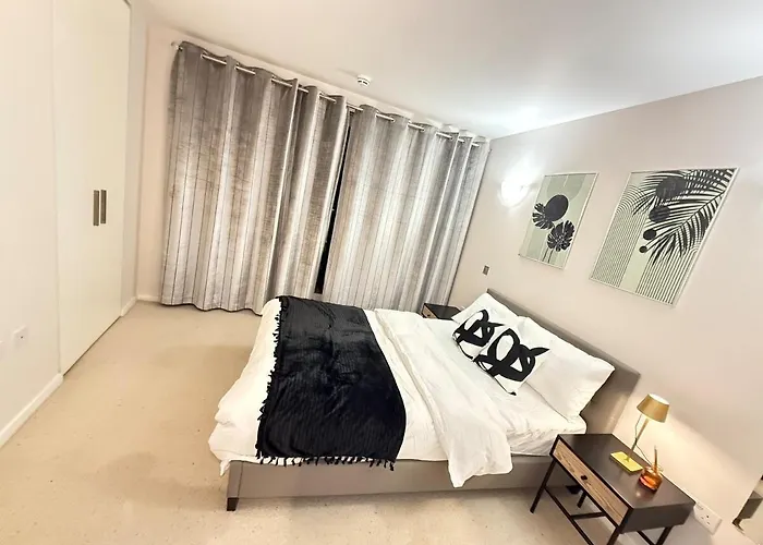 Modern Stunning View 2 Bed Flat In Canary Wharf London