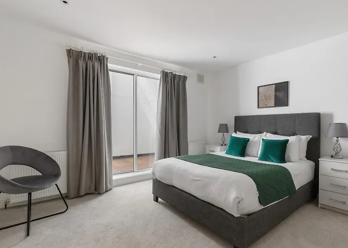 Modern & Refined Hidden Gem s By Hyde Park