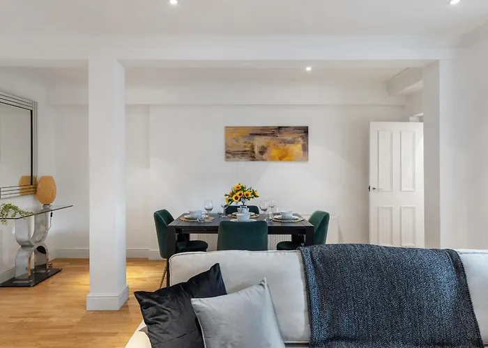 Modern & Refined Hidden Gem s By Hyde Park