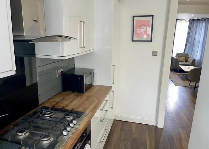 Spacious 2 Bedroom Home With Garden And Driveway Near Wimbledon