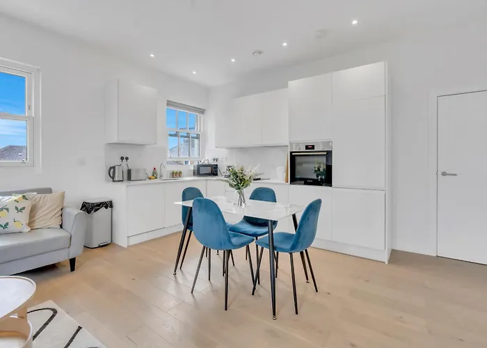 Modern Cosy 2 Bed Apartment, Smart Tv & Netflix With Private Balcony And City View