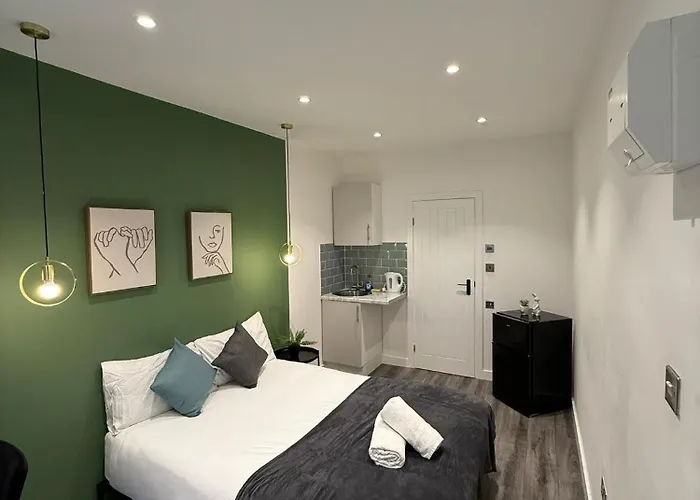Westfield Shopping Studios - 129 - Chic City Escape