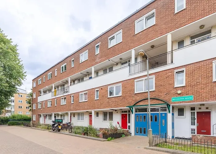 Bright 3-Bedroom Flat Parking 4Ktv & Balcony London