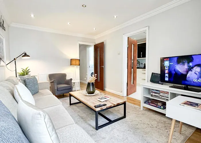Lovely 4-Bedroom Kilburn Flat With Garden And Parking Near Hampstead Heath, Abbey Road By Staylio London