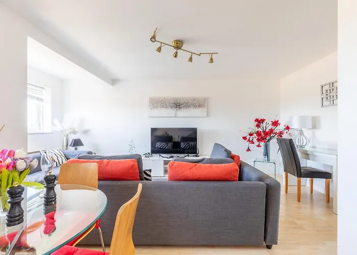 Skyline Haven - Modern 2B, Parking, Wifi & 4Ktv