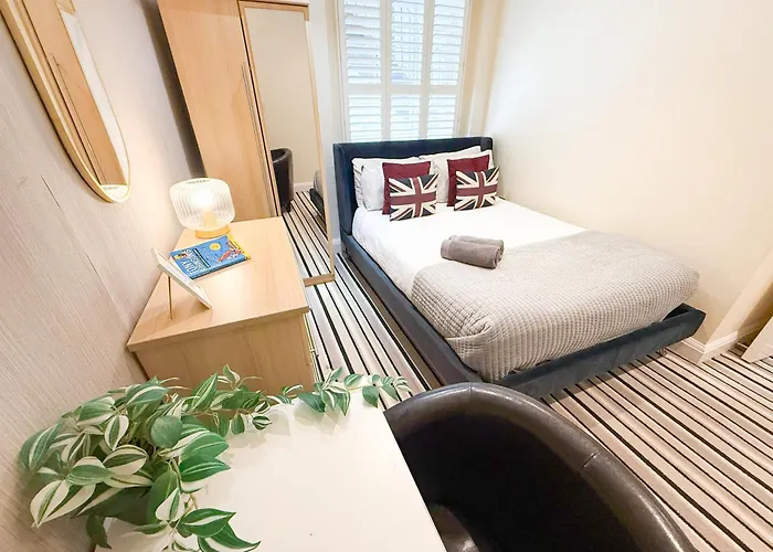 3-Bedroom Pimlico Flat With Mini Garden Near Westminster & Victoria By Staylio