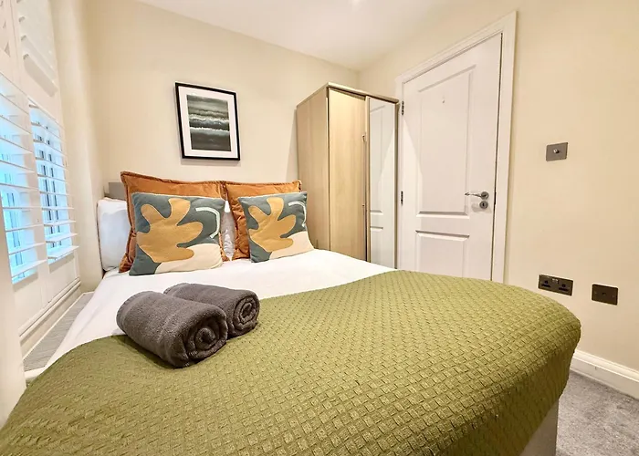 3-Bedroom Pimlico Flat With Mini Garden Near Westminster & Victoria By Staylio London