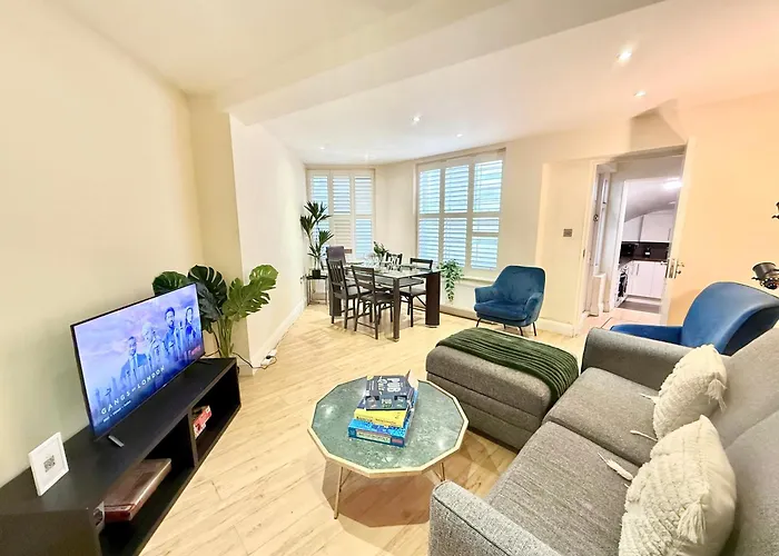 3-Bedroom Pimlico Flat With Mini Garden Near Westminster & Victoria By Staylio