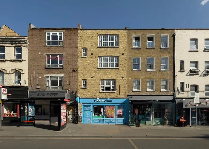 Stylish London Shoreditch Apartment With Balcony Sleeps 4 Family Friendly