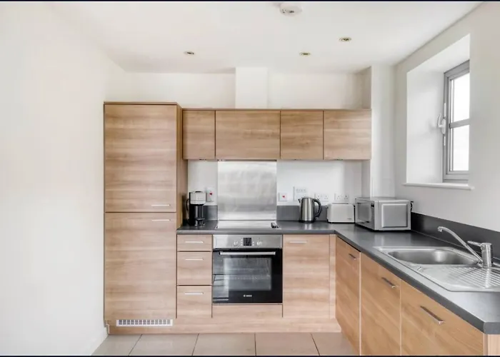 Spacious 1-Bed Limehouse Marina