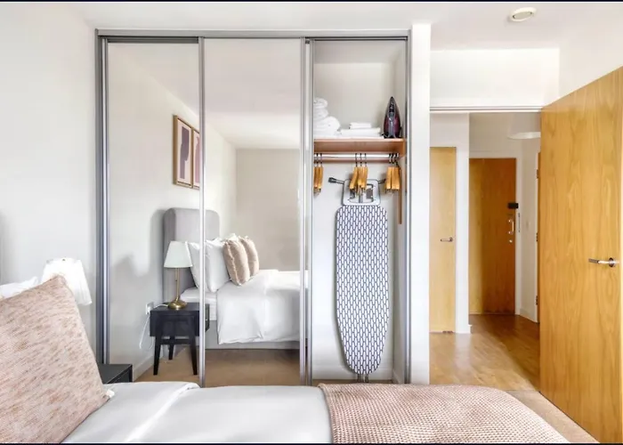 Spacious 1-Bed Limehouse Marina