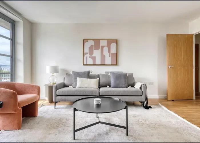 Spacious 1-Bed Limehouse Marina