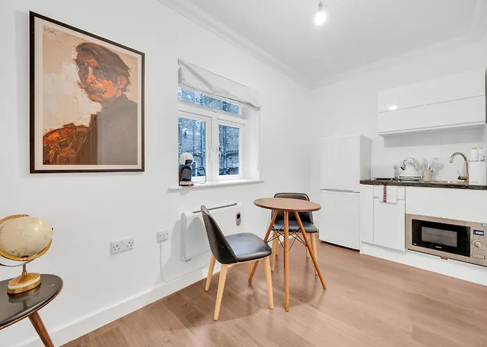 Urban Elegance Luxury Living With Kitchenette Apartment London