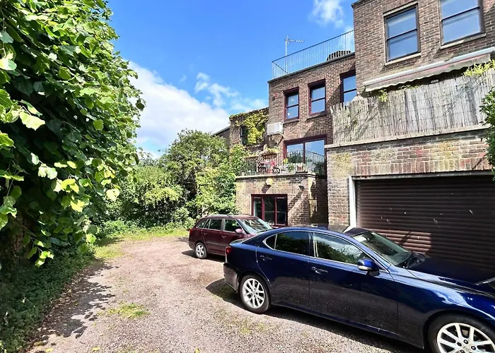 Newly Renovated 4-Bdr Crouch End Home With Balcony And Free Parking Near Alexandra Palace & Finsbury Park By Staylio London