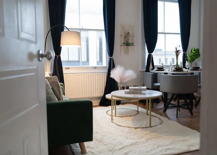 Sunny 2-Bed Apartment - Heart Of Wimbledon - Minutes To Central London
