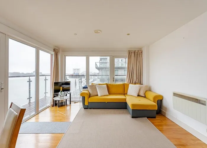 Amazing River View 2 Bedroom Apartment, Sleeps 6, Balcony And Parking London