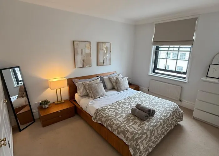 Wonderful Baker Street Flat!