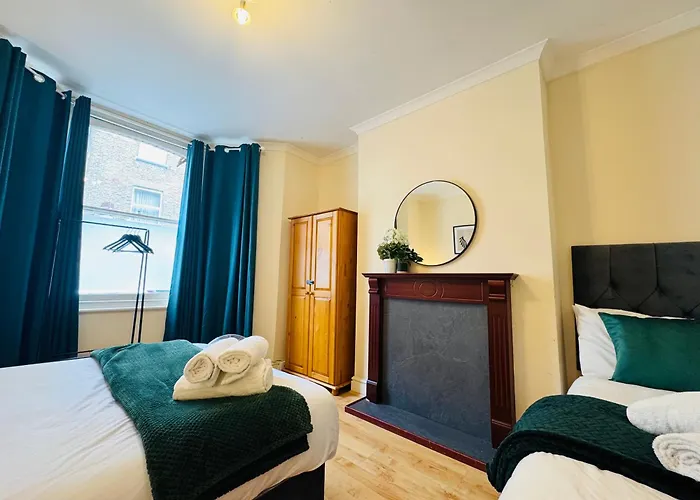 Falcon - 2 Bedroom Ground Floor Flat In Central London