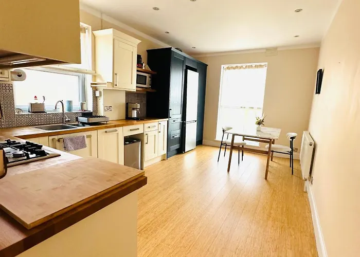 Large Double Room With Private Bathroom West Zone 3 Free Parking