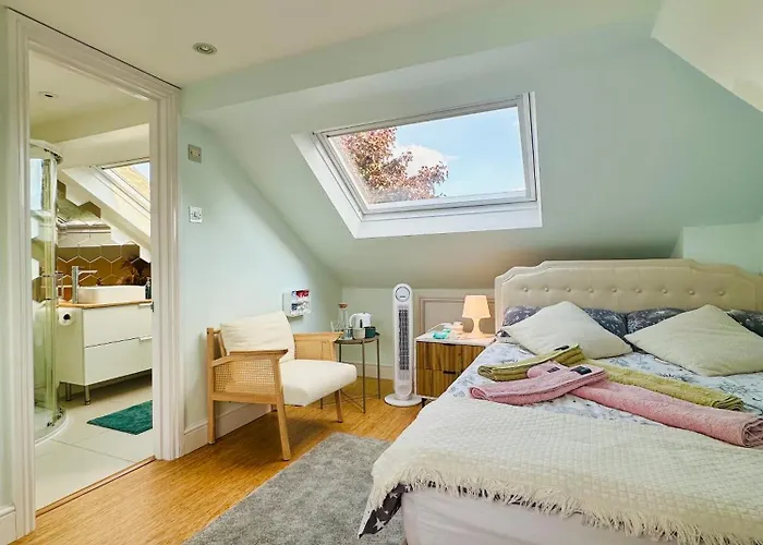 Large Double Room With Private Bathroom West Zone 3 Free Parking