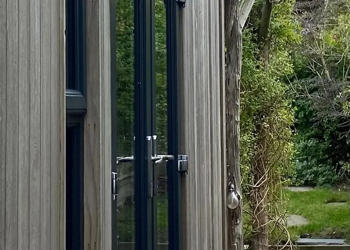 Eco Lodge In Tranquil Setting Close To Central London