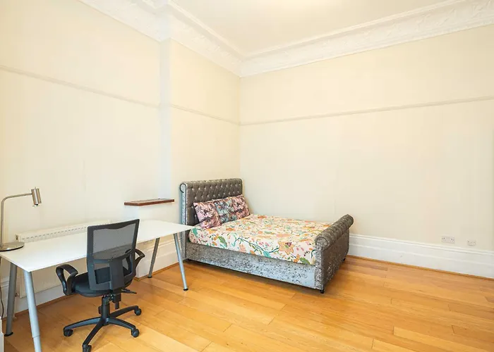 Ferienwohnung Four Beds By The Station London