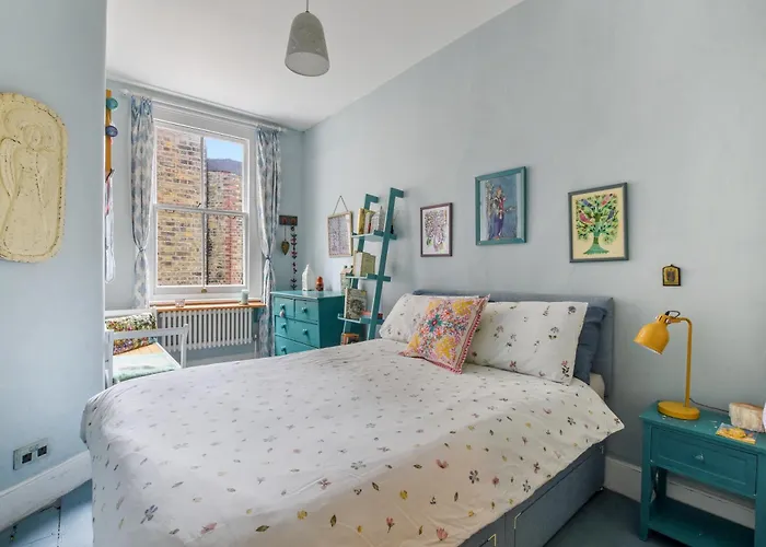 Charming London With Balcony Apartment