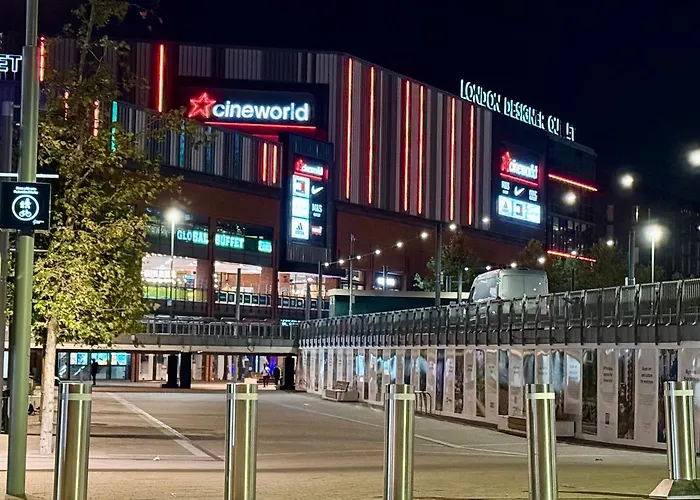Wembley Stadium Luxury Upto 9 Guests - Balcony Views, Netflix, Pool & Ping Pong