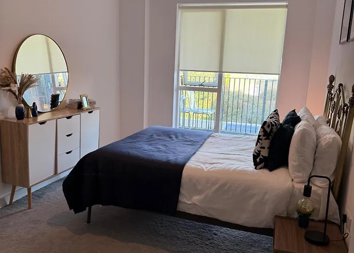 Modern 1-Bed Flat, Sleeps 4