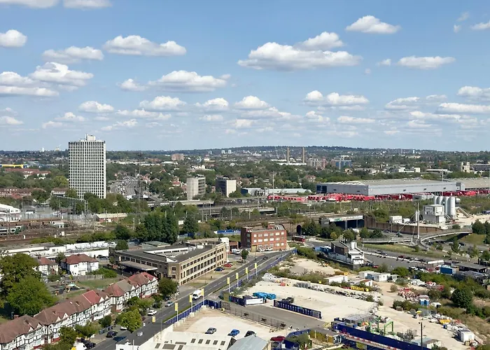 Cozy Cloud Waterfront Retreat With Parking Near Wembley Stadium