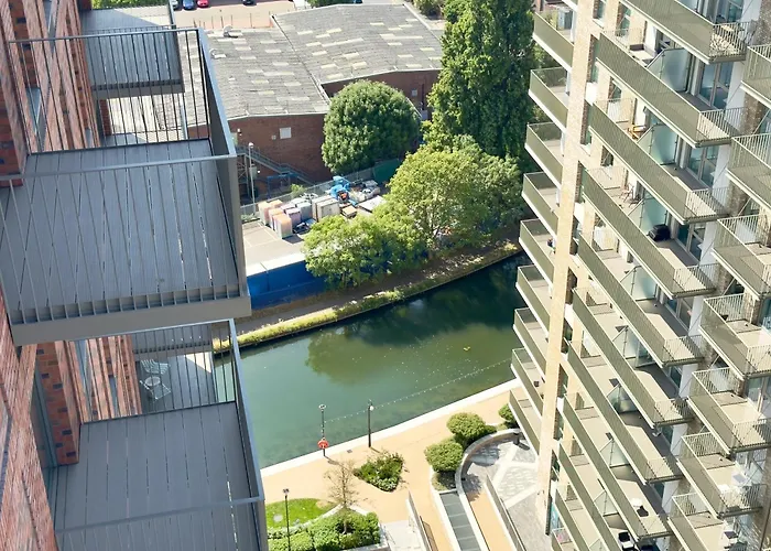 Cozy Cloud Waterfront Retreat With Parking Near Wembley Stadium