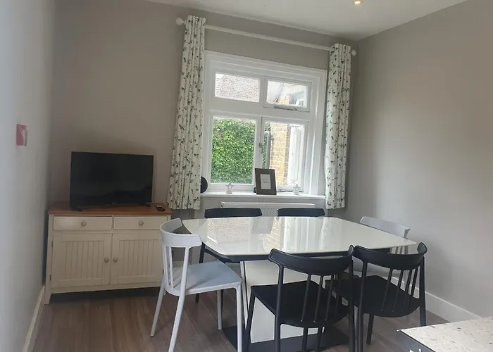 Place To Stay In Thames Ditton
