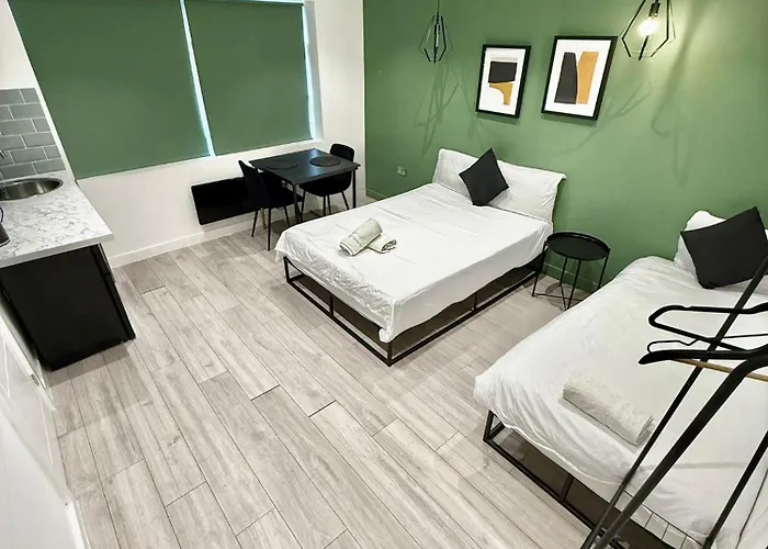 Westfield Shopping Studios - 129 - Chic City Escape