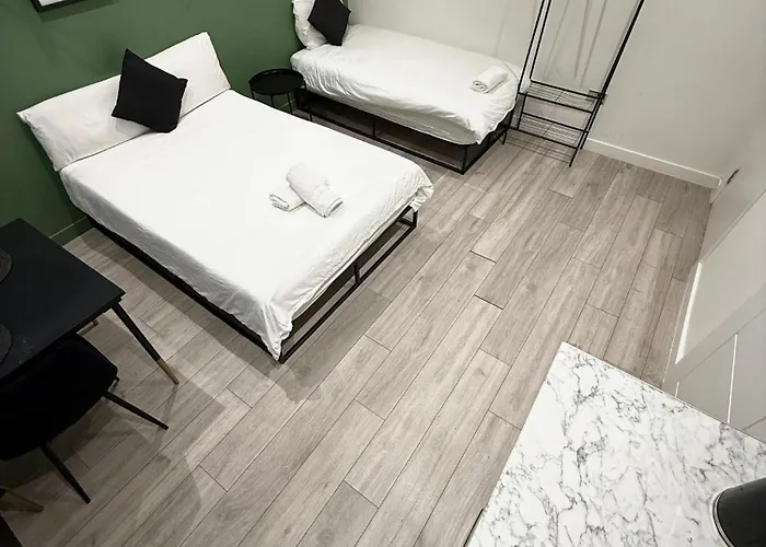 Westfield Shopping Studios - 129 - Chic City Escape