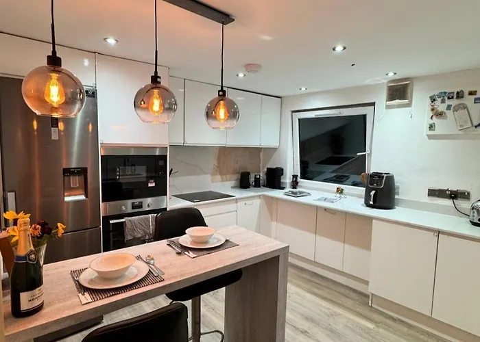 Sunset View 2Br - Beautiful London View & Free Parking