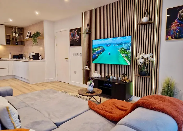Cozy Cloud Waterfront Retreat With Parking Near Wembley Stadium