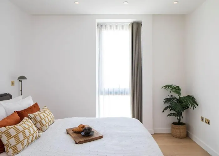St Pancras, Luxury 3 Bed Apartment, 2 Balconies