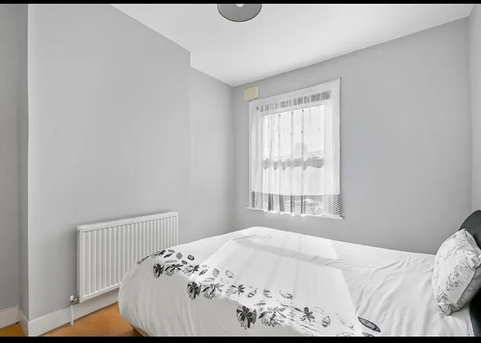 First Floor 1 Bed Apartment With Lounge And Kitchen