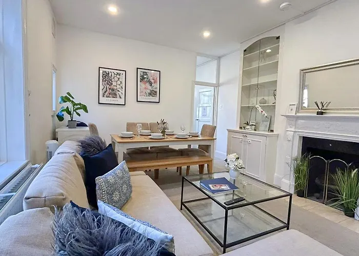 Lovely 3-Bedroom Maisonette In Hammersmith With Rooftop Terrace Near Shepherds Bush & Ravenscourt Park By Staylio London