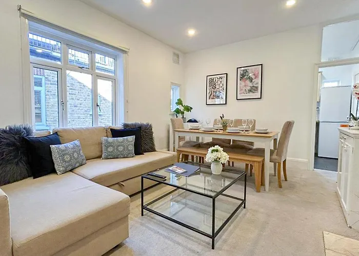 Lovely 3-Bedroom Maisonette In Hammersmith With Rooftop Terrace Near Shepherds Bush & Ravenscourt Park By Staylio London