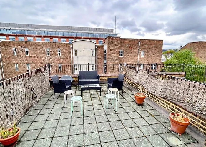Lovely 3-Bedroom Maisonette In Hammersmith With Rooftop Terrace Near Shepherds Bush & Ravenscourt Park By Staylio London