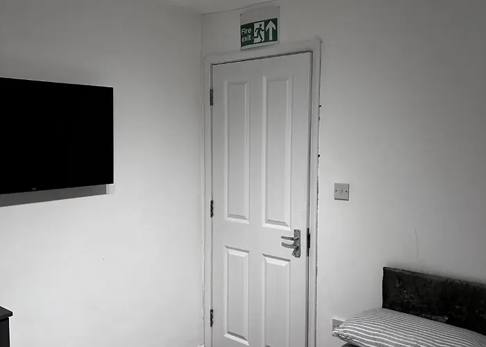 Lovely Double Room Available, In Shared House London