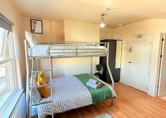 Tooting Broadway Guest Studios