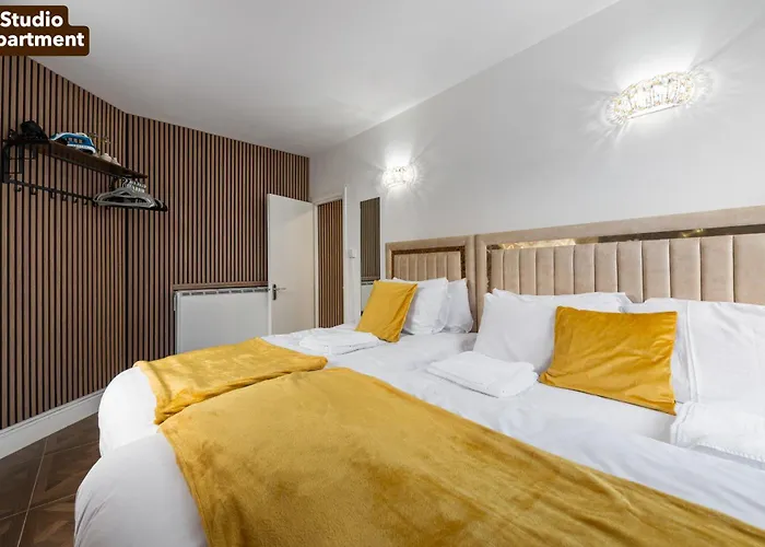 Lively Soho Studios And 2 Bedroom In The Heart Of Londons Nightlife No Lift Gsg