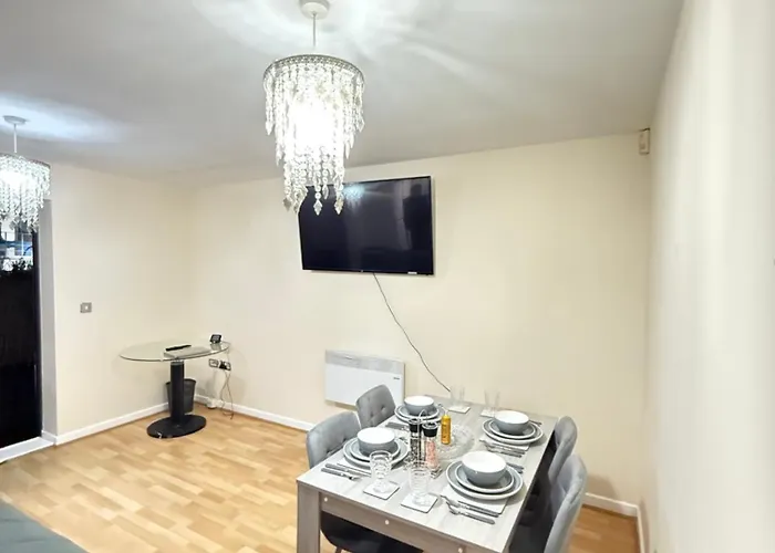 2 Bedroom Luxurious Apartment In Stratford London