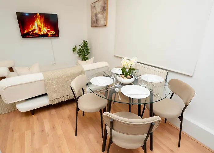 Luxury Two Bedroom Apartment Steps From Kings Cross Station