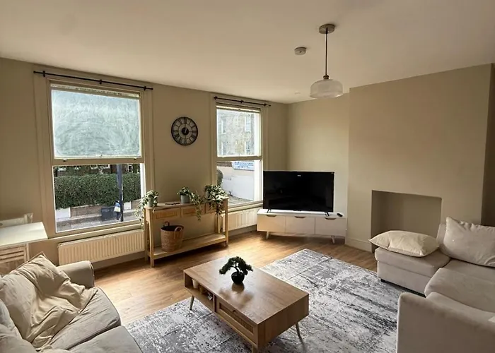 Stokey Skyline Retreat With Balcony