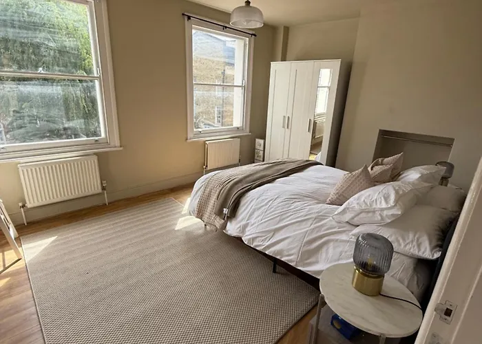 Stokey Skyline Retreat With Balcony
