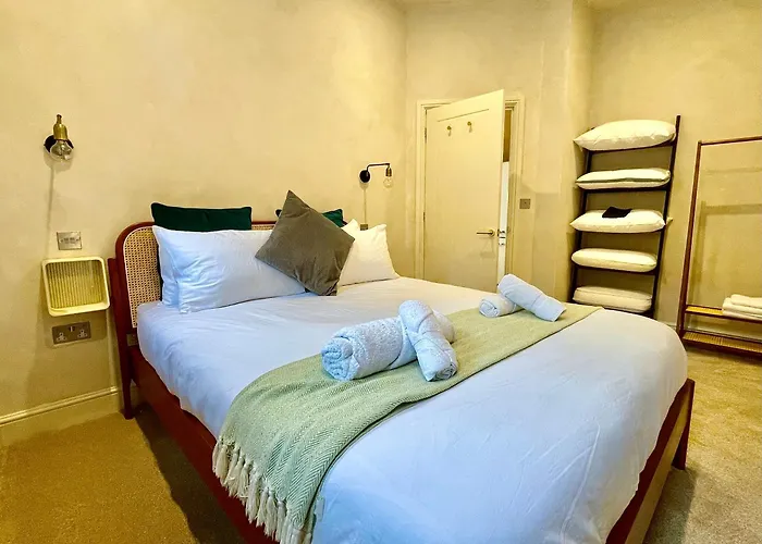 Pet-Friendly Flat With Garden Sleeps 4 London